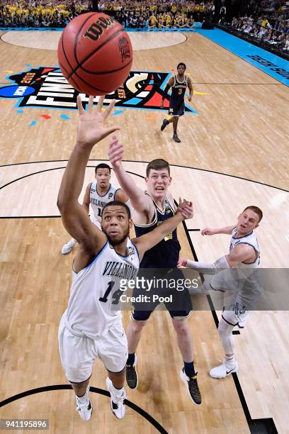 Omari Spellman of the Villanova Wildcats and Jon Teske of the Michigan Wolverines battle for the ball in the first half during the 2018 NCAA Men's...