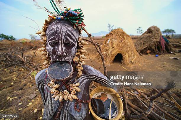 portrait of a mursi tribal woman, mago national park, ethiopia - body art stockfoto's en -beelden