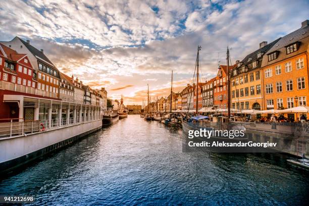 colorido tradicionales casas en copenhague casco antiguo de nyhavn al anochecer - cultura danesa fotografías e imágenes de stock
