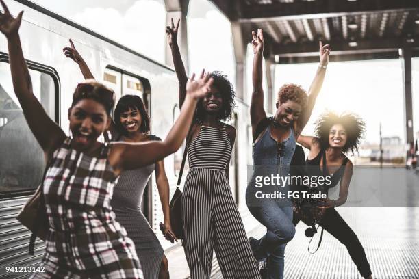 vrienden having fun bij metrostation - black female friends stockfoto's en -beelden
