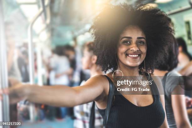 retrato de una niña en el metro - busy train fotografías e imágenes de stock