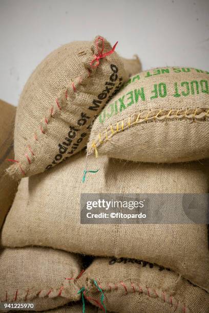 coffee sacs - sac shopping fotografías e imágenes de stock