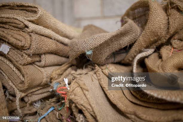 empty coffee sacs - sac shopping fotografías e imágenes de stock