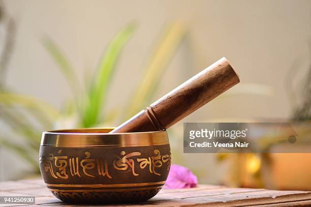 tibetan singing bowl on a wooden table/ahmedabad - rin gong 個照片及圖片檔