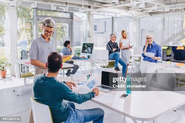 grand groupe de gens d’affaires travaillant dans un bureau modern. - agence-de-design photos et images de collection