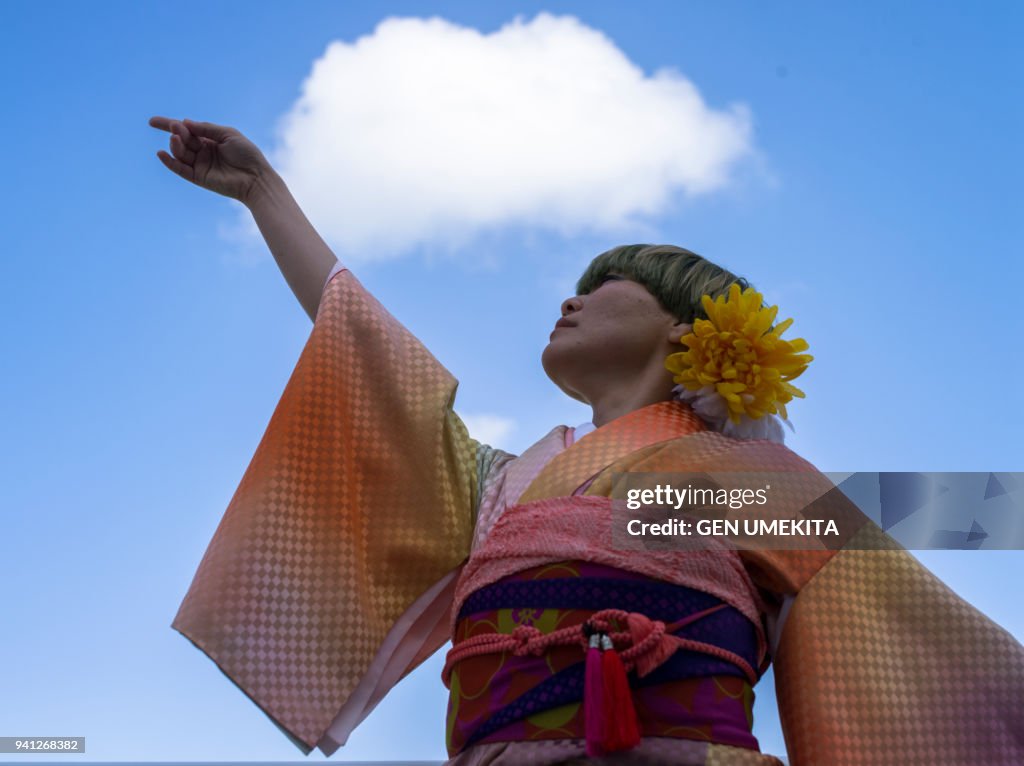 Japanese women dancing with kimono