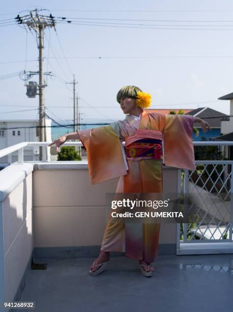 japanese women dancing with kimono - jazz dancing stock pictures, royalty-free photos & images