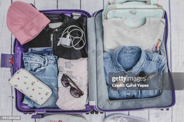 open suitcase with casual female clothes - open travel bag stock-fotos und bilder