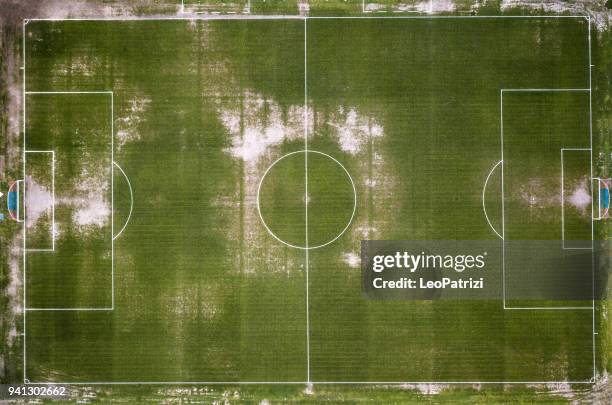 vue aérienne d’un terrain de soccer abandonnés - football field above photos et images de collection