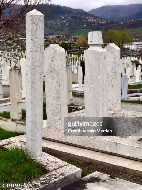 cemetery for muslim people in sarajevo bosnia - ethnische säuberung stock-fotos und bilder