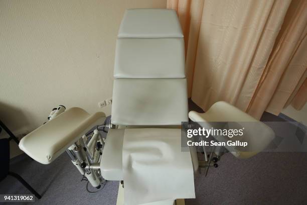 Dr Rudzinski Pelvic Exam Chair Photos and Premium High Res Pictures - Getty Images