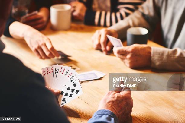 senioren-spielkarten - hand of cards stock-fotos und bilder