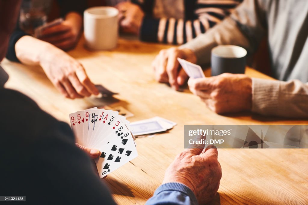 Senior mensen speelkaarten