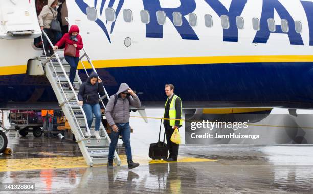 イタリア: ミラノ、下船雨冷のマルペンサ空港でライアン - airport rain ストックフォトと画像