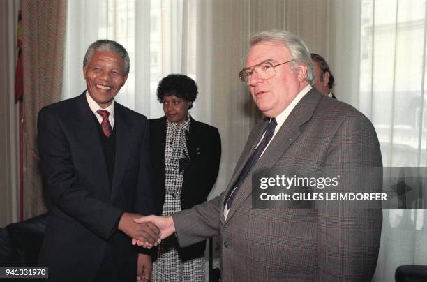 Le leader anti-apartheid sud Africain et membre de l'ANC Nelson Mandela est reçu par le premier secrétaire du Parti Socialiste français Pierre...