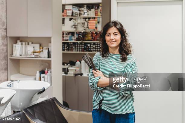 young hairdresser in her hair salon - cabeleireiro imagens e fotografias de stock