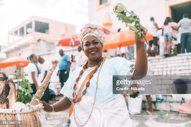 vrouw het dragen van traditionele kledij in salvador, bahia, brazilië - candomble stockfoto's en -beelden