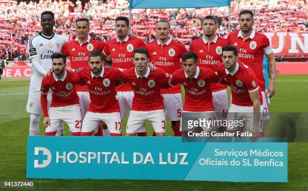 Benfica players pose for a team photo before the start of the Primeira Liga match between SL Benfica and Vitoria Guimaraes at Estadio da Luz on March...