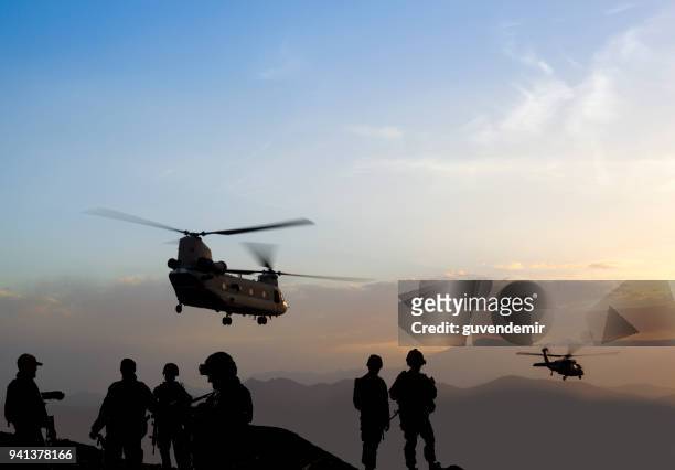 ミリタリーミッションの夕暮れ - special forces ストックフォトと画像