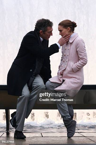 Actors Natalie Portman and Vincent Cassel work on the set of the movie "Black Swan" on location on the streets of Manhattan on December 7, 2009 in...