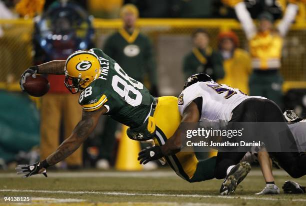 Jermichael Finley of the Green Bay Packers scores a 19-yard touchdown reception in the fourth quarter against Ray Lewis of the Baltimore Ravens at...