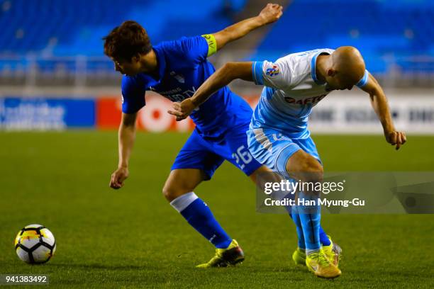 Yeom Ki-Hun of Suwon Samsung Bluewings and Adrian Mierzejewski of Sydney FC compete for the ball during the AFC Champions League Group H match...