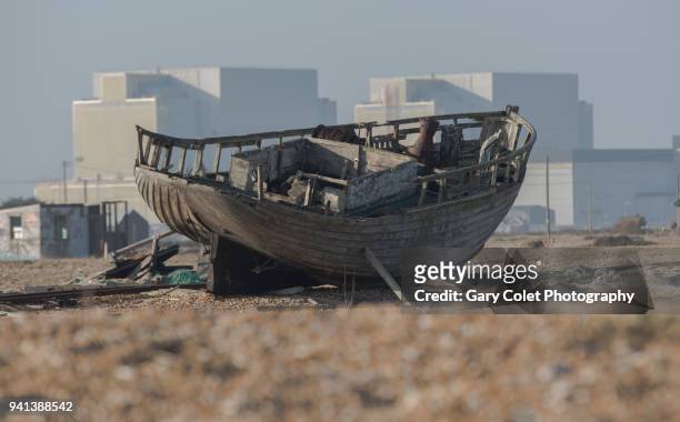 dungeness nuclear power station and wrecked boat - gary colet stock pictures, royalty-free photos & images