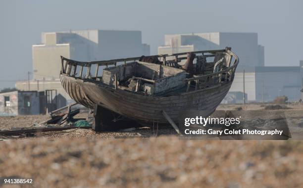 dungeness nuclear power station and wrecked boat - gary colet - fotografias e filmes do acervo