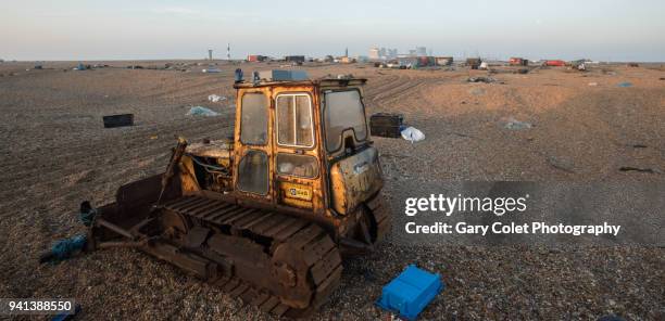 old bulldozer on dungeness beach - beach shovel stockfoto's en -beelden