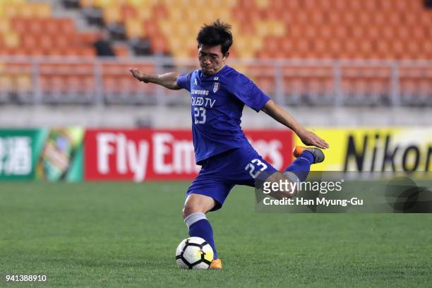 Lee Ki-je of Suwon Samsung Bluewings shoots at goal during the AFC Champions League Group H match between Suwon Samsung Bluewings and Sydney FC at...