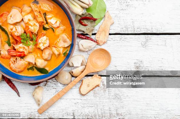 thai food, river prawn spicy soup on wooden table - tom yum suppe stock-fotos und bilder