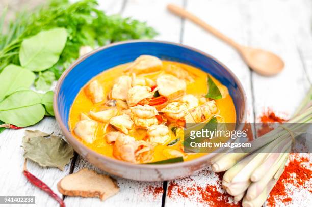 thai food, river prawn spicy soup on wooden table - mauritius papeda stockfoto's en -beelden
