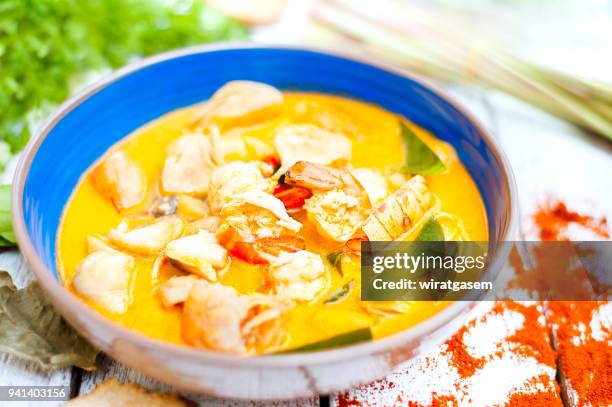 thai food, river prawn spicy soup on wooden table - mauritius papeda stockfoto's en -beelden