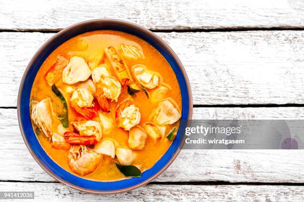 thai food, river prawn spicy soup on wooden table - mauritius papeda stockfoto's en -beelden