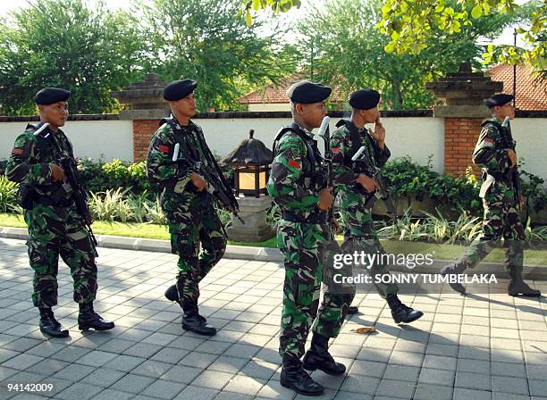 Indonesia soldiers take part in a security exercise in Nusa Dua on the resort island of Bali on December 8, 2009 in preparation for the Decmeber 10,...