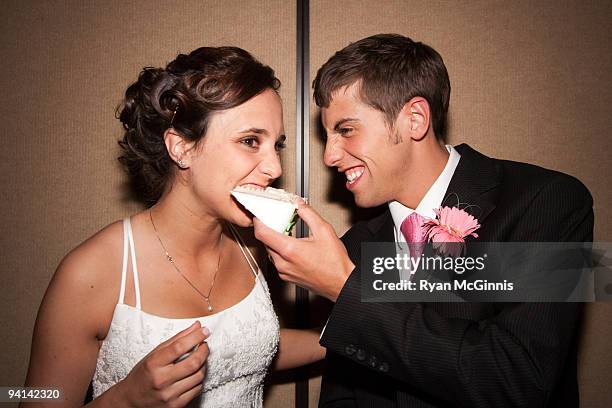 wedding cake bite - bruidegom stockfoto's en -beelden