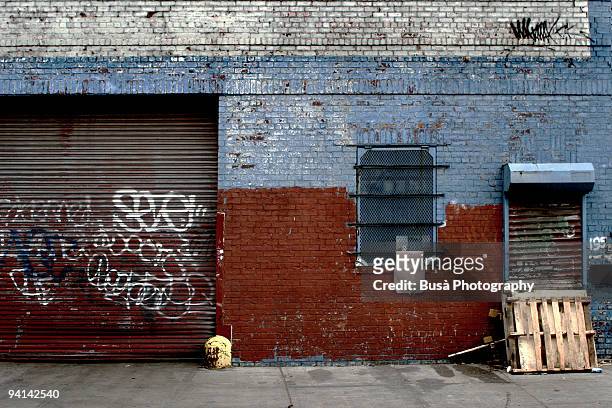 decrept wall in brooklyn - brooklyn new york stockfoto's en -beelden