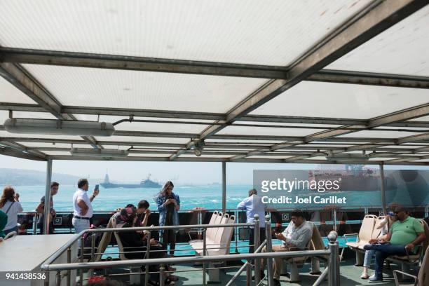 ferry in istanboel, turkije - bosporus shipping trade stockfoto's en -beelden