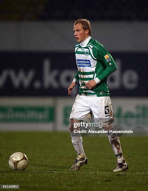 Kim Falkenberg of Fuerth runs with the ball during the Second Bundesliga match between SpVgg Greuther Fuerth and Alemania Aachen at the Playmobil...