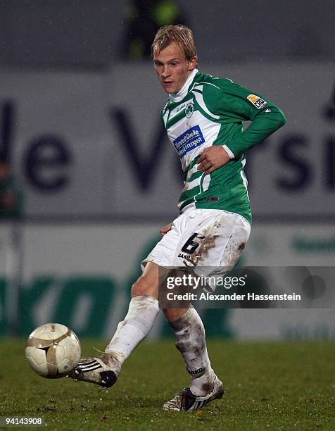 Kim Falkenberg of Fuerth runs with the ball during the Second Bundesliga match between SpVgg Greuther Fuerth and Alemania Aachen at the Playmobil...