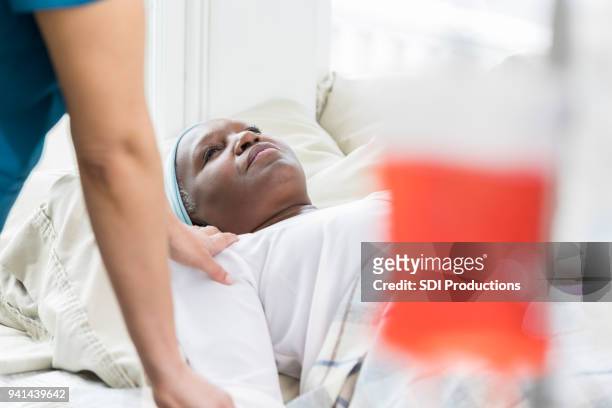 oigenkännlig sjuksköterska bekvämligheter senior patient - cancer illness bildbanksfoton och bilder