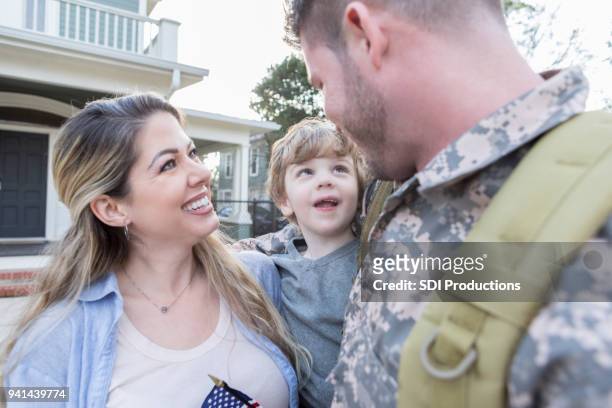 glücklich soldat wird mit familie wieder vereint. - military spouse stock-fotos und bilder