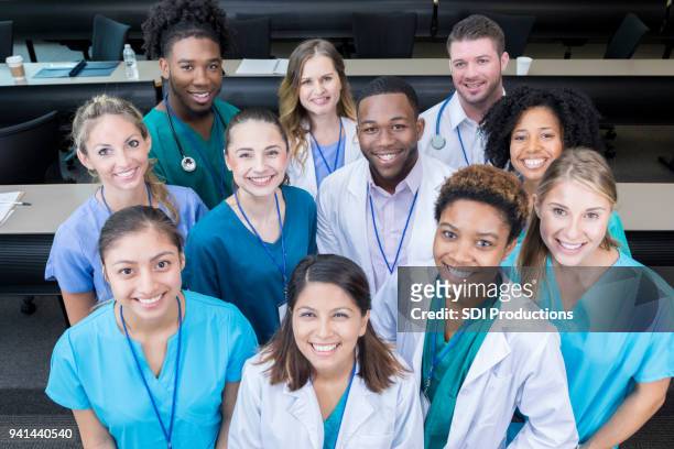 gruppe von medizinstudenten lächeln für die kamera - doctor smile stock-fotos und bilder