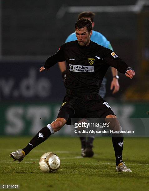 Thorsten Burkhardt of Aachen runs with the ball during the Second Bundesliga match between SpVgg Greuther Fuerth and Alemania Aachen at the Playmobil...