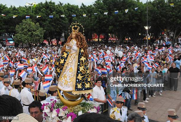 Faithful watch the passage of the Holy Virgin of Cacupe during her Patron's Feast December 8, 2009 in Caacupe, 50 km east of Asuncion. AFP PHOTO...