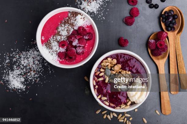 breakfast smoothie bowls with frozen blueberries and raspberries - mousse framboise photos et images de collection