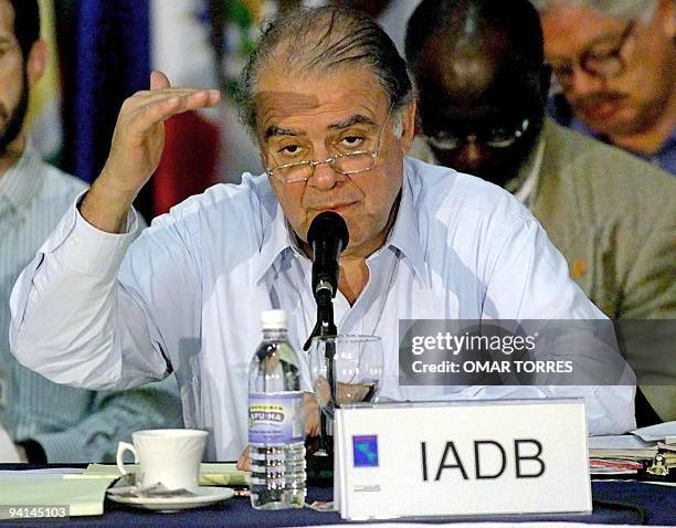 InterAmerican Development Bank President Enrique Iglesias speaks at the Conference of Economic Ministers 03 February 2000 in Cancun, Mexico. El...