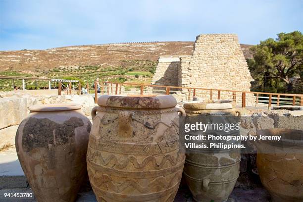 minoan pottery, knossos palace, crete - anfora fotografías e imágenes de stock