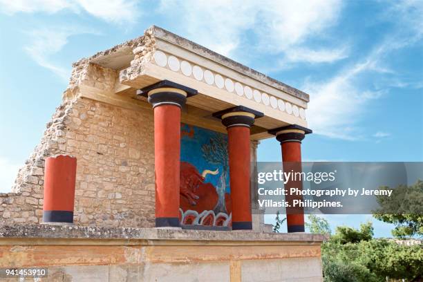 bull fresco in the north entrance of knossos palace - crète photos et images de collection