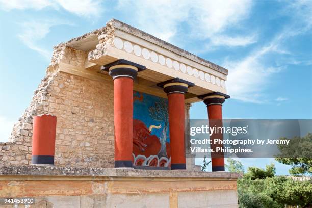 bull fresco in the north entrance of knossos palace - herakleion stock pictures, royalty-free photos & images